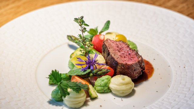 Hirschenblobb: Our bar Beef steak with vegetables, mashed potatoes, and sauce on white plate