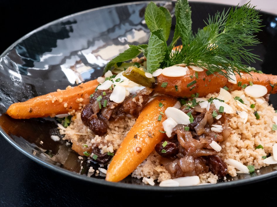 Gasthof Parsberg: Ein Gruß an den guten Geschmack Couscous mit Karotten, Rosinen, Mandelsplittern und frischen Kräutern
