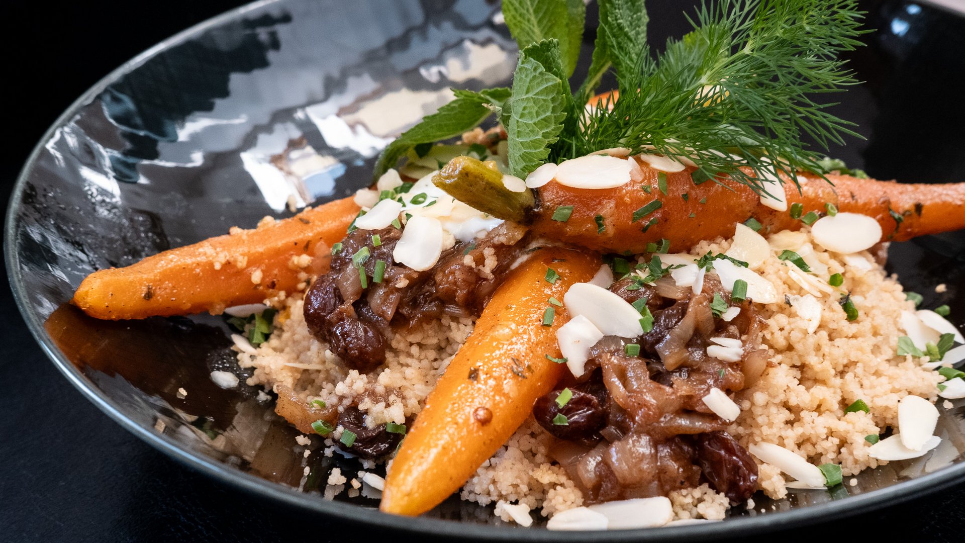 Romantik Hotel Hirschen: Kulinarik Couscous mit Karotten, Rosinen, Mandelsplittern und frischen Kräutern