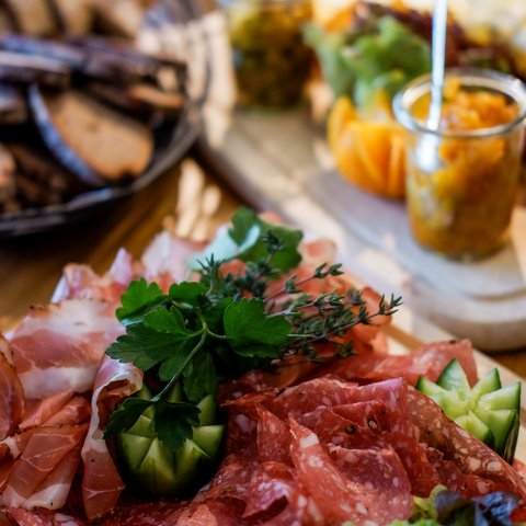 Guesthouse in Parsberg: A salute to great taste Close-up of a platter with assorted cold cuts and fresh herbs