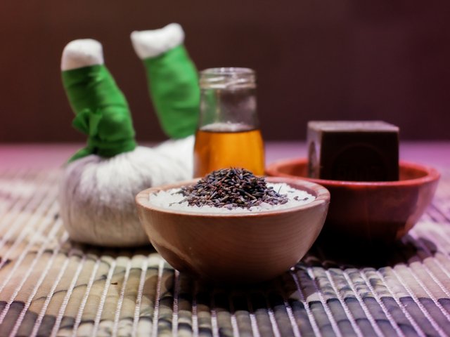 Romantik Hotel Hirschen: Bildergalerie Wellness-Set mit Massageball, Öl, Salz und Lavendel