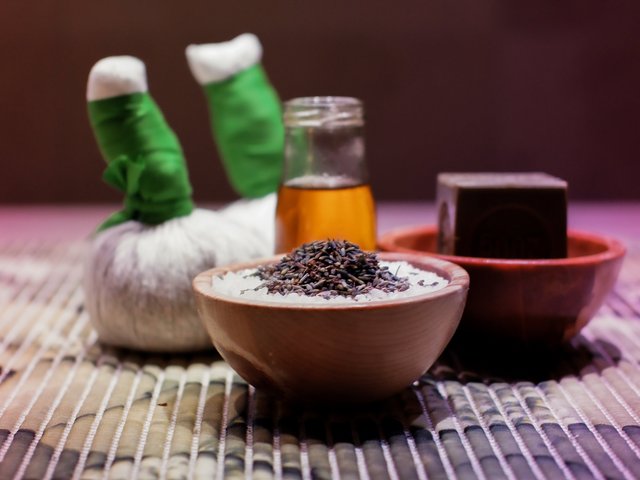 Romantik Hotel Hirschen: Bildergalerie Wellness-Set mit Massageball, Öl, Salz und Lavendel