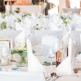 Restaurant in Parsberg: Gourmet genießen Elegante Hochzeitstafel mit weißen Servietten und Blumendekoration