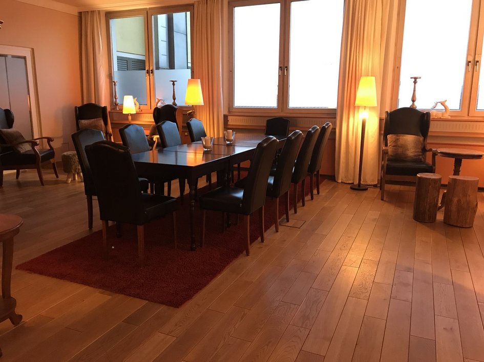 Tagungshotel Oberpfalz: Das Hotel für Deine Tagung Gemütlicher Speisesaal mit dunklen Stühlen und warmem Licht