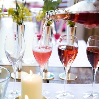 Hochzeitslocation Oberpfalz gesucht? Roséwein wird in Sektgläser auf einem dekorierten Tisch eingeschenkt