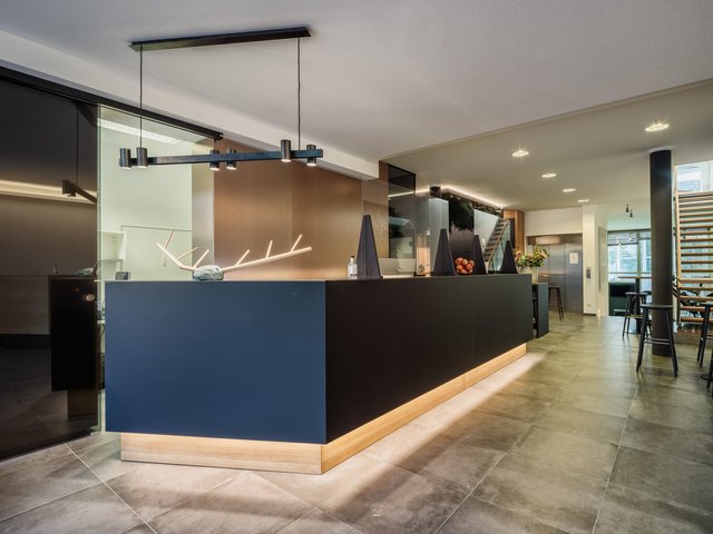 Romantik Hotel Hirschen: picture gallery Modern reception area with black counter and stylish lighting