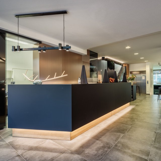 Romantik Hotel in Upper Palatinate: Come back soon! Modern reception area with black counter and stylish lighting