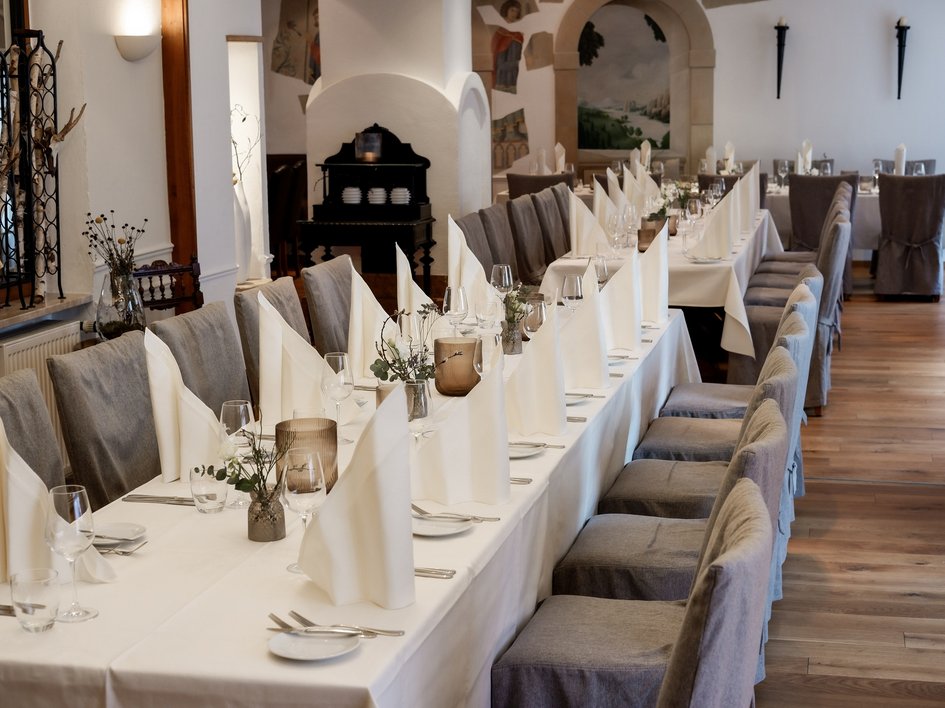 Hochzeitslocation Oberpfalz gesucht? Eleganter langer Tisch in stilvollem, hellem Restaurant mit gedeckten Plätzen