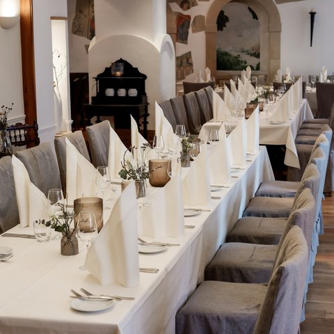 Gasthof Parsberg: Ein Gruß an den guten Geschmack Eleganter langer Tisch in stilvollem, hellem Restaurant mit gedeckten Plätzen