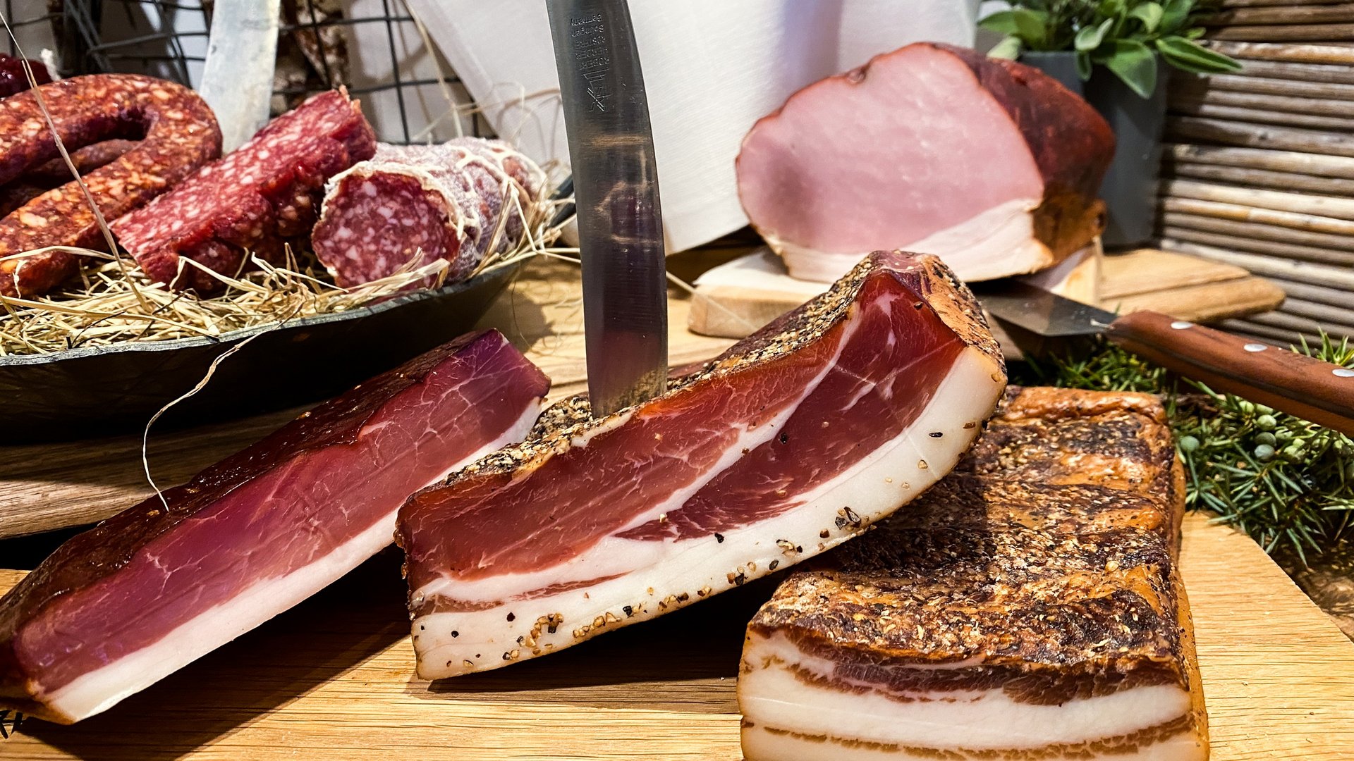 Nachhaltige Hotels in Deutschland gesucht? Verschiedene geschnittene Fleisch- und Wurstwaren auf Holzbrett