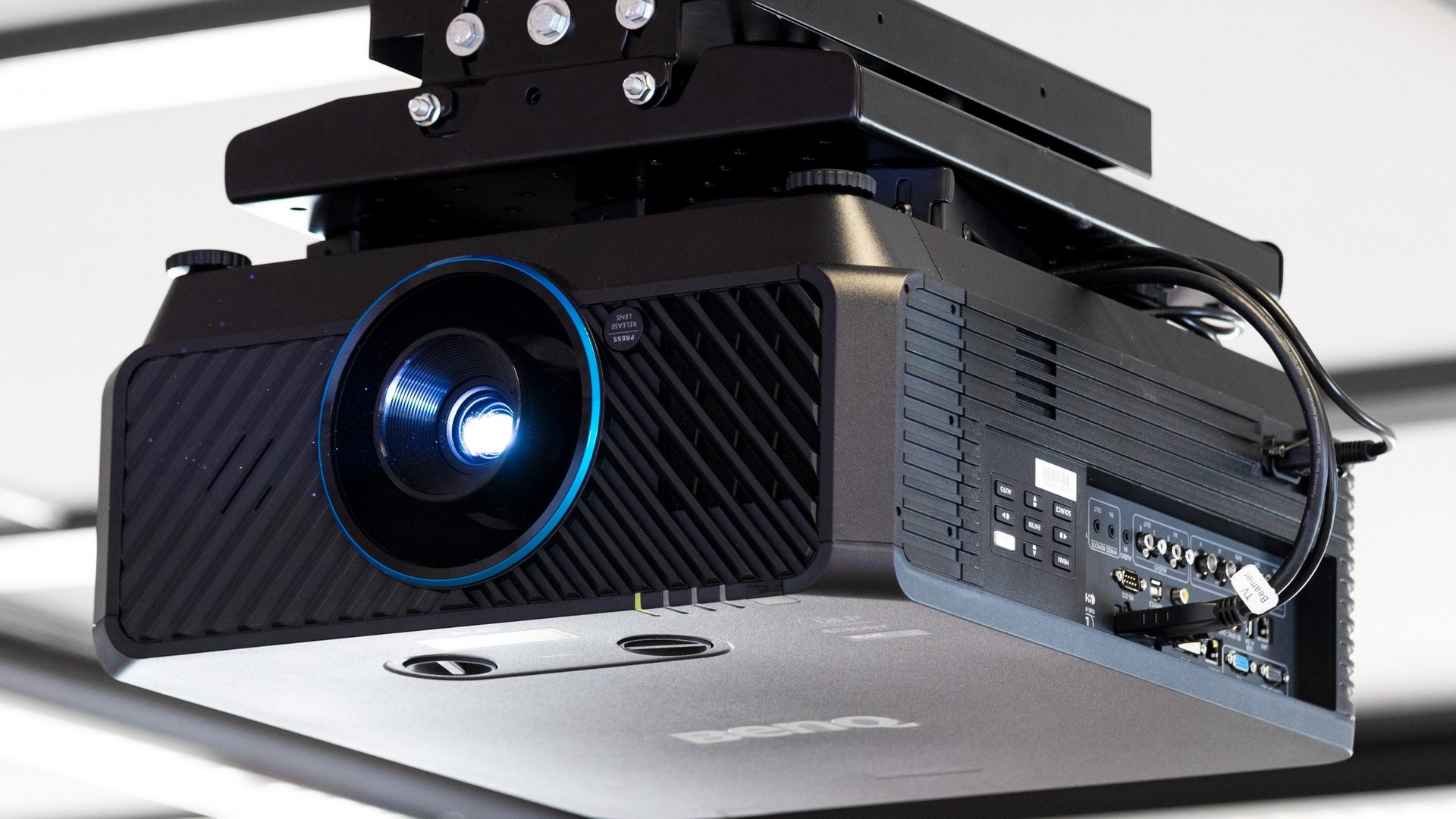 Tagungshotel Oberpfalz: Das Hotel für Deine Tagung Deckenmontierter Beamer mit eingeschaltetem Licht und angeschlossenen Kabeln