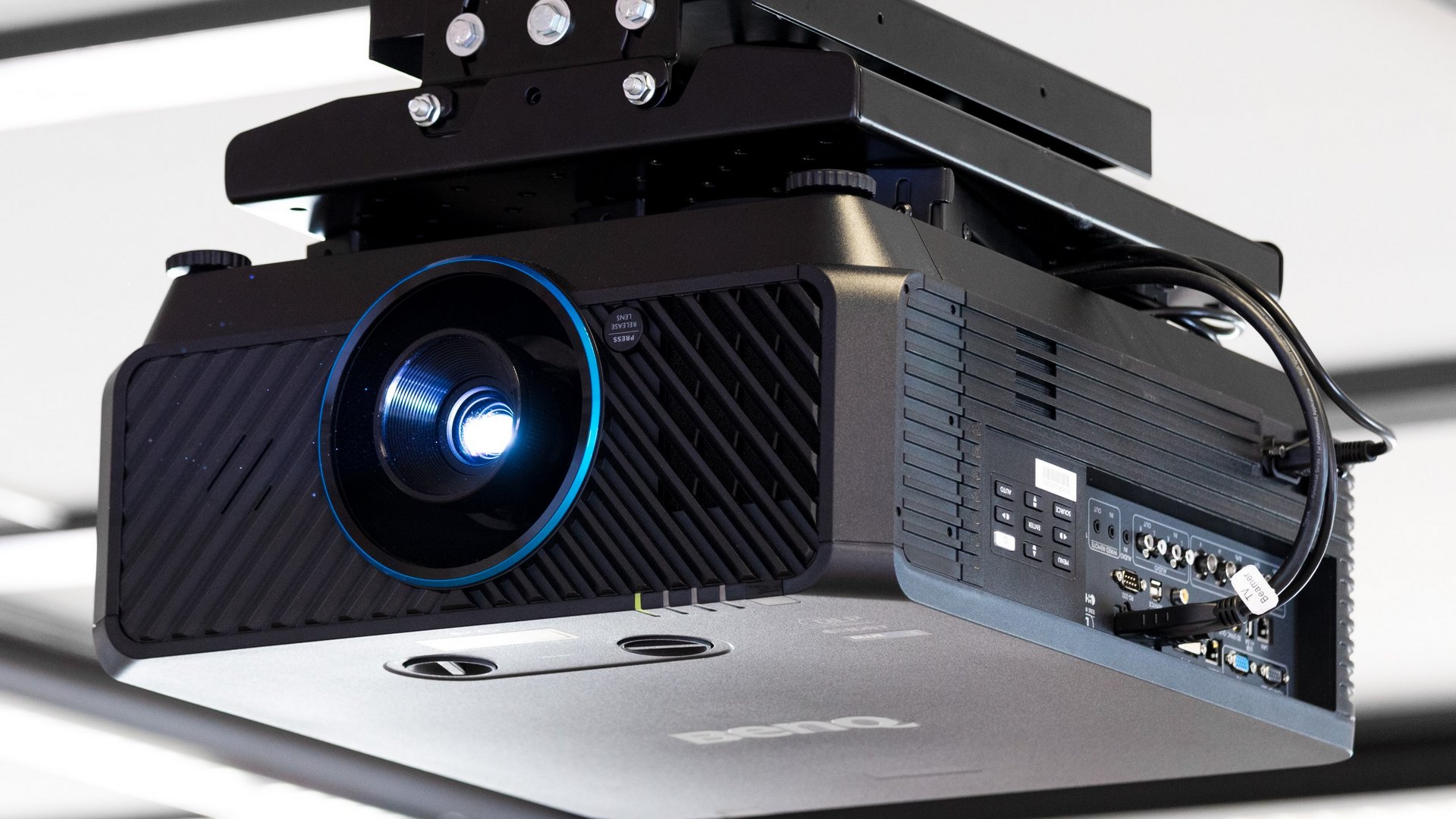 Tagungshotel Oberpfalz: Das Hotel für Deine Tagung Deckenmontierter Beamer mit eingeschaltetem Licht und angeschlossenen Kabeln