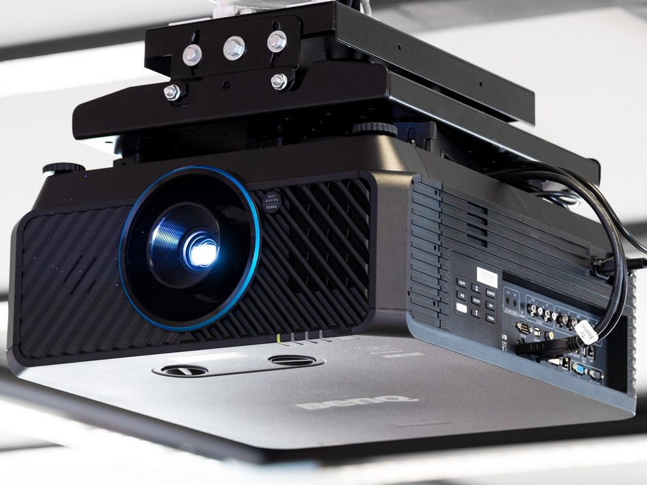 Looking for somewhere for conferences in Bavaria? Ceiling-mounted projector with light on and connected cables