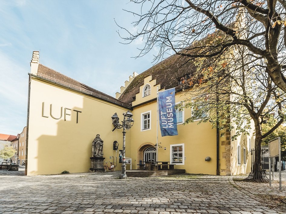 Wandern in der Oberpfalz: Aktiv in der Natur Gelbes Gebäude mit Schild Luft Museum und Statue vor dem Eingang
