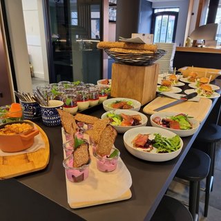 Tagung mit Mehrwert Buffet mit Vorspeisen, Desserts und kleinen Sandwiches auf einem Tisch