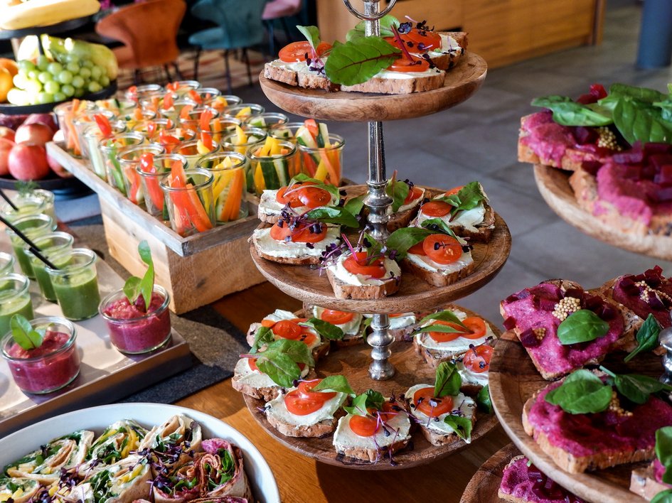 Leistungen und Preise für Tagungen und Konferenzen Buffet mit gesunden Gemüse-Gläsern und belegtem Brot auf Etageren