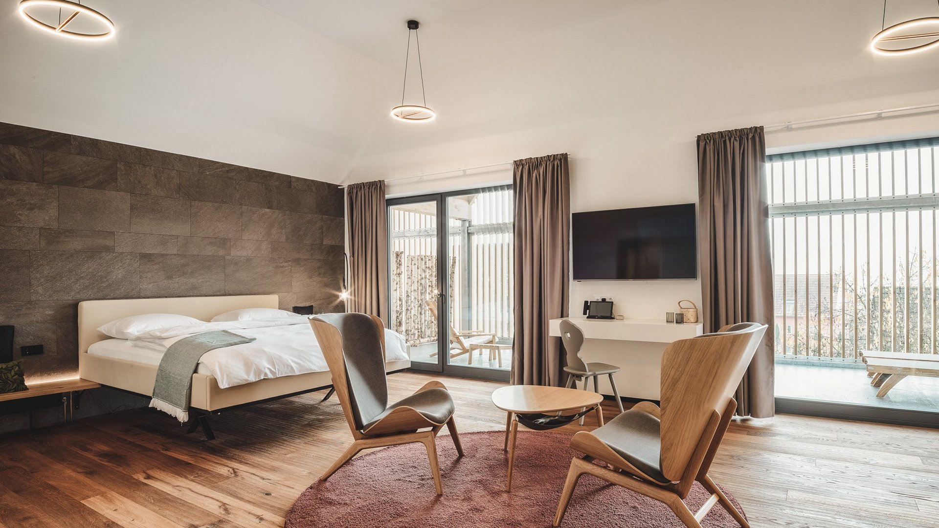 Home Modern bedroom with seating area, double bed, and balcony access