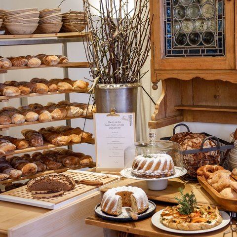 Romantik Hotel Hirschen: Frühstück Verschiedene Brotsorten und Kuchen in einer gemütlichen Bäckerei