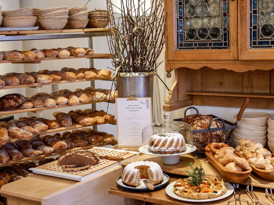 Gasthof Parsberg: Ein Gruß an den guten Geschmack Verschiedene Brotsorten und Kuchen in einer gemütlichen Bäckerei