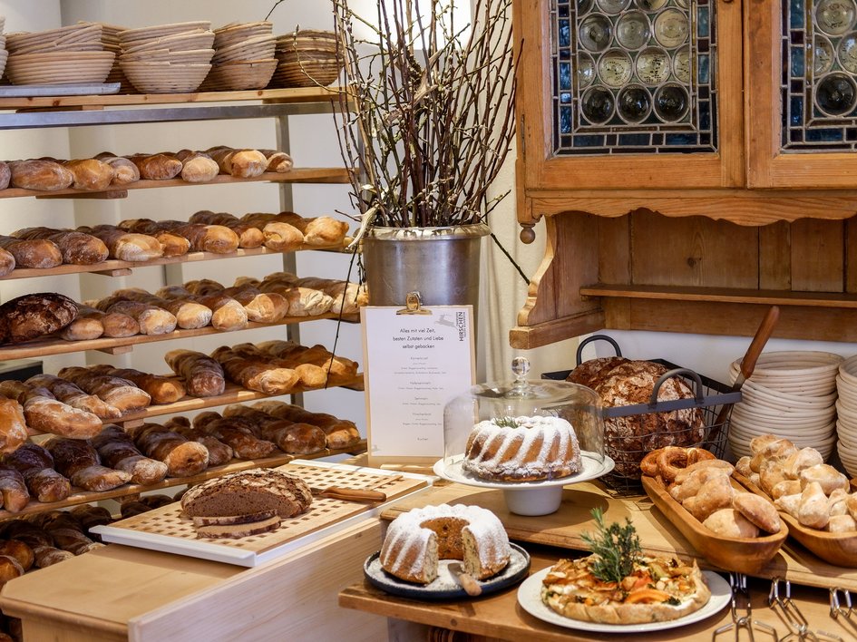 Gasthof Parsberg: Ein Gruß an den guten Geschmack Verschiedene Brotsorten und Kuchen in einer gemütlichen Bäckerei
