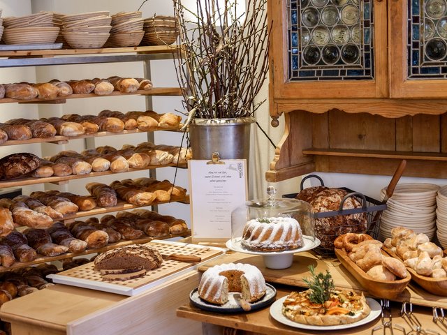Romantik Hotel Hirschen: Bildergalerie Verschiedene Brotsorten und Kuchen in einer gemütlichen Bäckerei