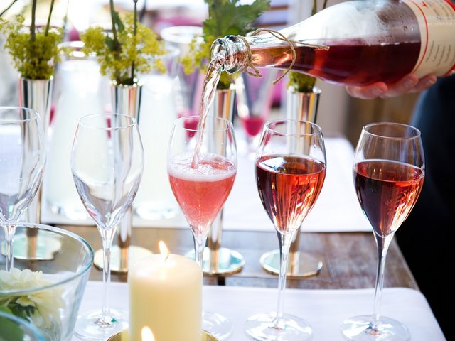 Romantik Hotel Hirschen: Bildergalerie Sekt wird in ein Glas auf einem dekorierten Tisch gegossen