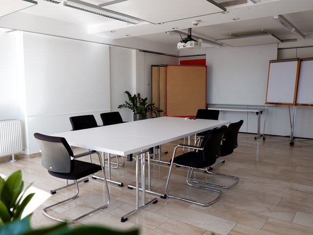 Romantik Hotel Hirschen: Bildergalerie Leerer Konferenzraum mit Tisch, sechs Stühlen und Projektor