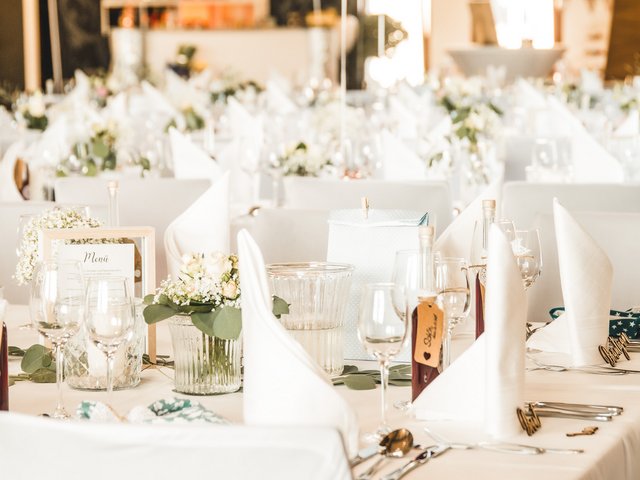 Romantik Hotel Hirschen: Bildergalerie Festlich gedeckte Tische mit weißen Servietten und Blumendekorationen