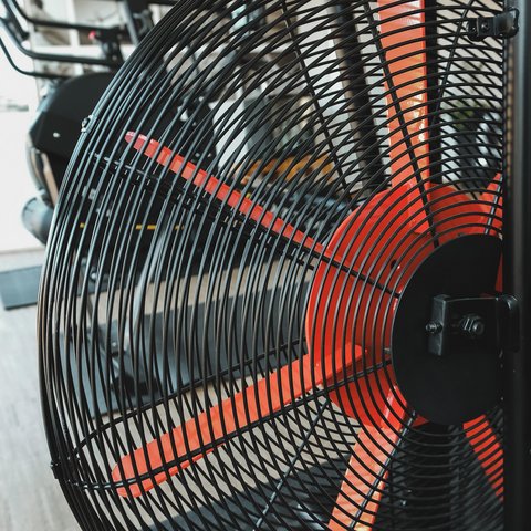 Fitnessraum Close-up of a large red fan in a gym