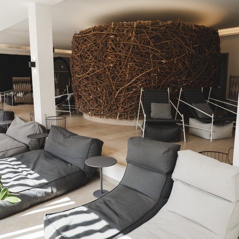 Tageswellness in der Oberpfalz Moderne Lounge mit Liegen und großem, rundem Dekonest aus Ästen