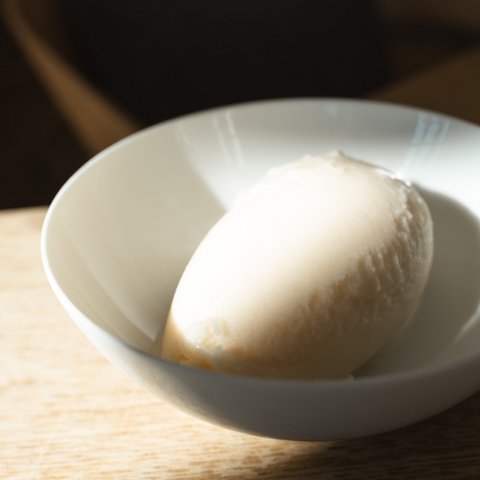 Fine Dining & Gourmet Cuisine in the Upper Palatinate White oval food in a bowl on a wooden surface