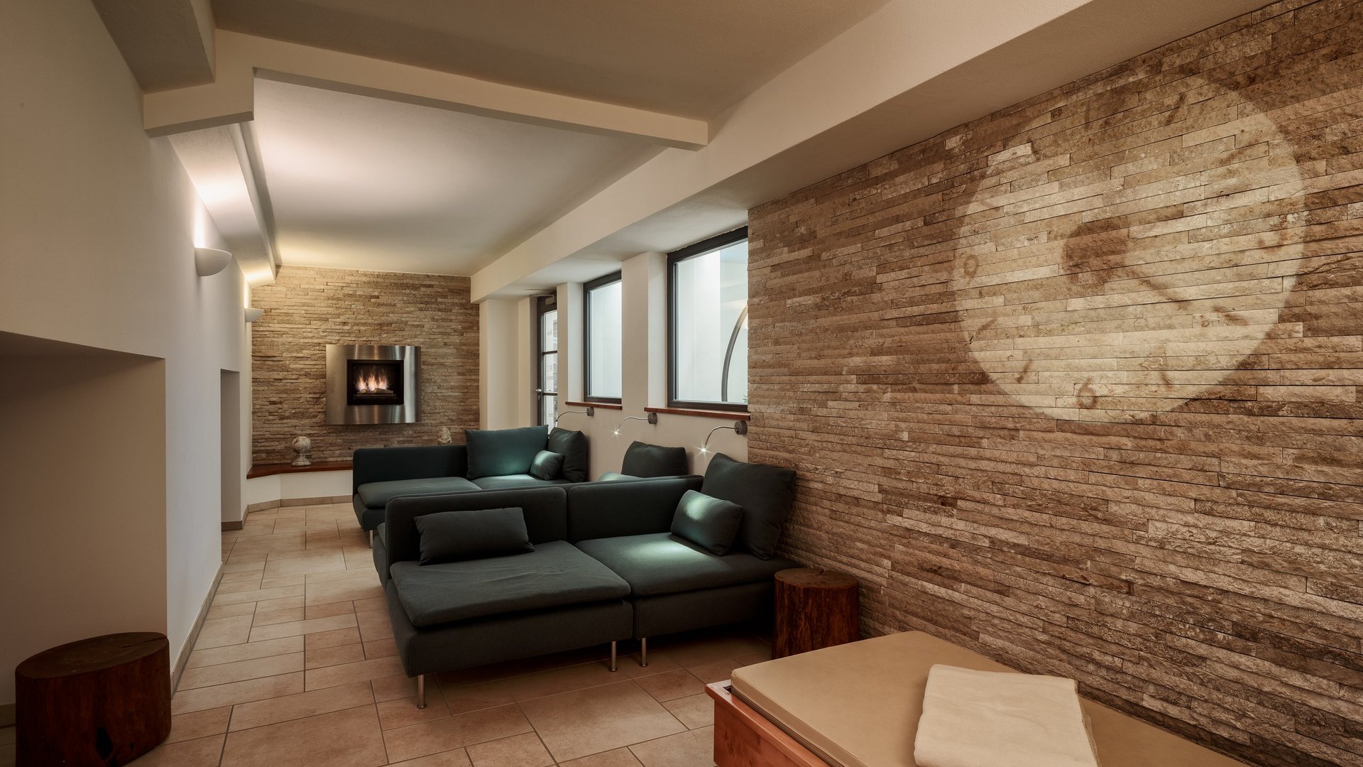 Wellness Cozy living area with fireplace and clock projection on the wall