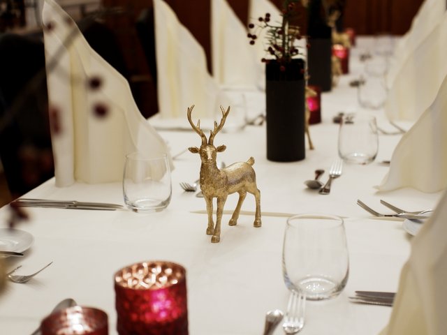 Romantik Hotel Hirschen: Bildergalerie Festlich gedeckter Tisch mit goldener Hirschfigur als Dekoration