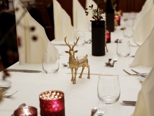 Romantik Hotel Hirschen: Bildergalerie Festlich gedeckter Tisch mit goldener Hirschfigur als Dekoration