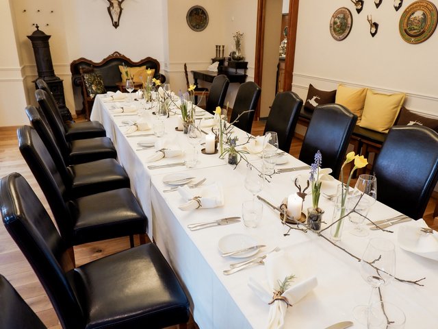 Romantik Hotel Hirschen: cuisine Elegant dining table set with black chairs and spring decorations