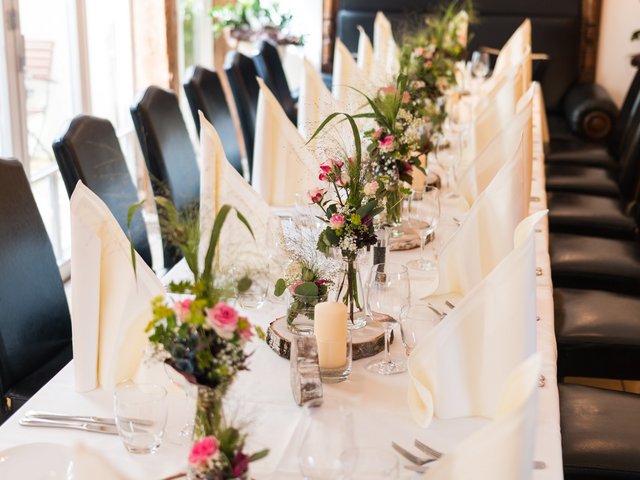 Romantik Hotel Hirschen: Bildergalerie Eleganter festlich gedeckter Tisch mit weißen Servietten und Blumenarrangements