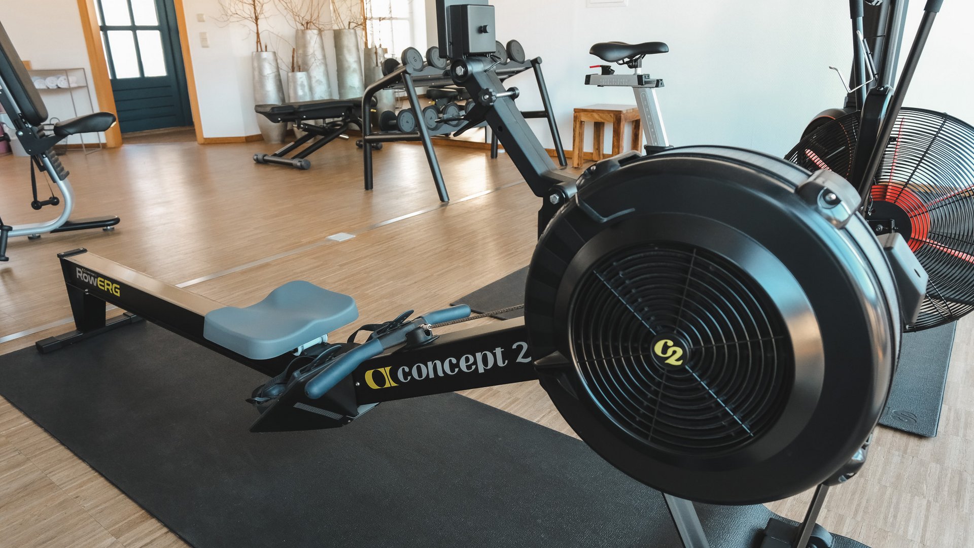 Fitnessraum Concept 2 rowing machine in modern gym on mat