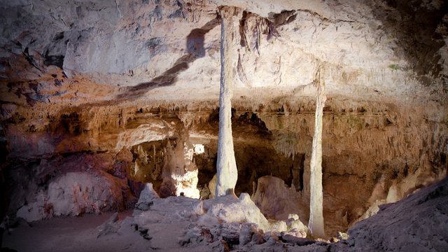 Romantik Hotel Hirschen: Blog Große Tropfsteinhöhle mit Stalagmiten und Stalaktiten beleuchtet