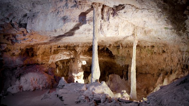 Romantik Hotel Hirschen: Blog Große Tropfsteinhöhle mit Stalagmiten und Stalaktiten beleuchtet