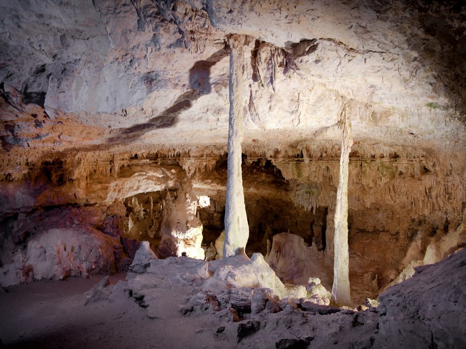 Hotels in Regensburg und Umgebung: kultur-trächtig! Große Tropfsteinhöhle mit Stalagmiten und Stalaktiten beleuchtet