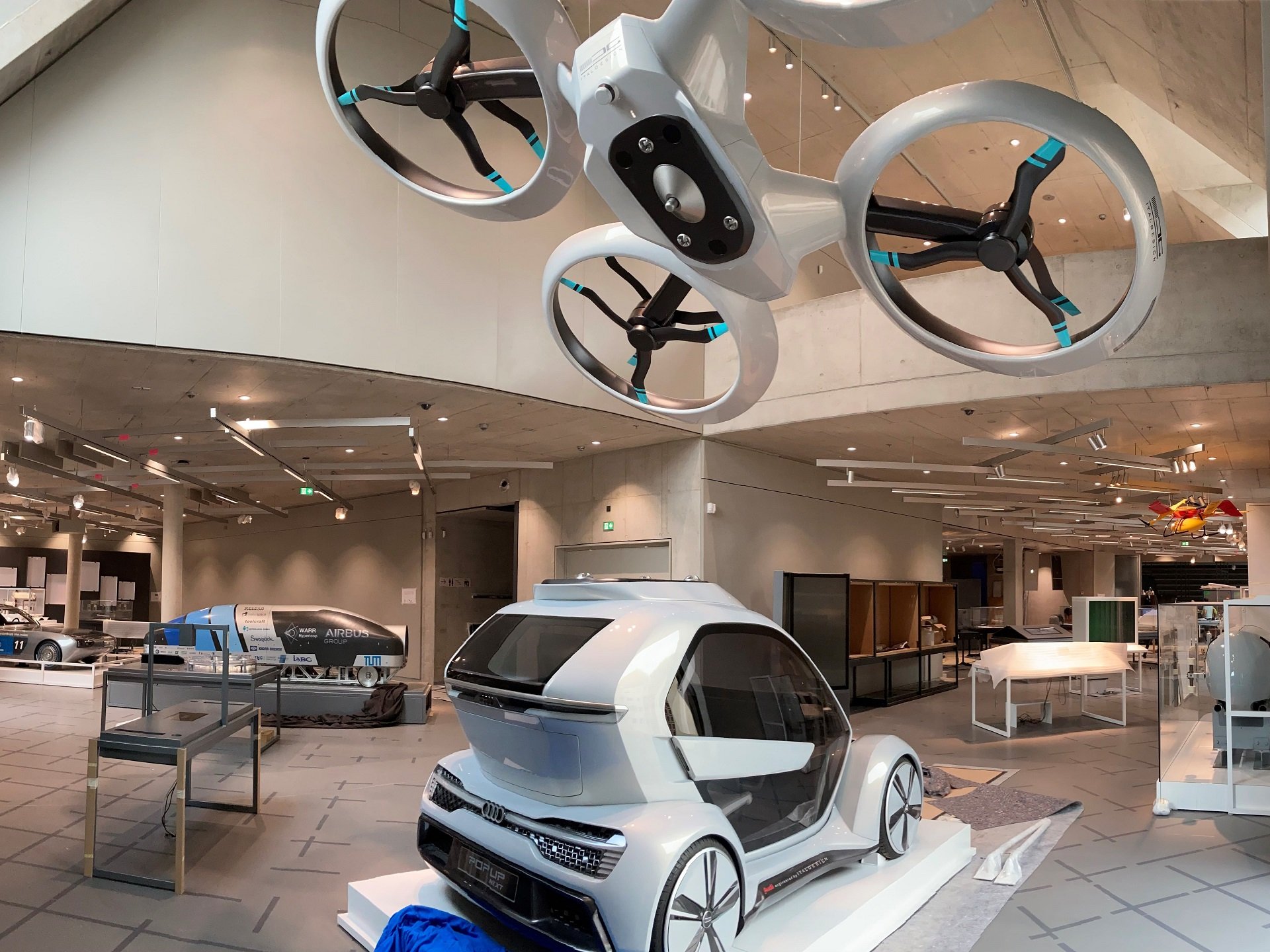 Kultur & Ausflugsziele rund um Regensburg Moderne Fahrzeug- und Drohnenmodelle in einer Ausstellungshalle