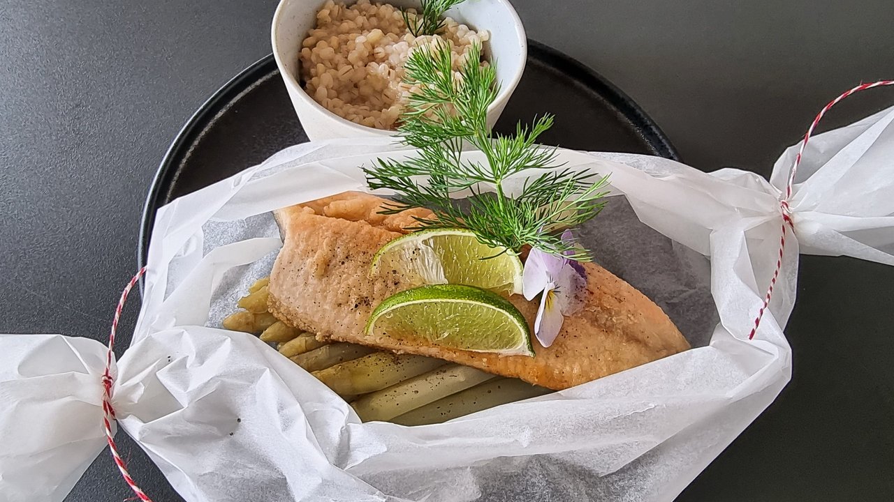 Fischfilet mit Limetten und Kräutern auf Spargel, dazu eine Schale mit Getreide
