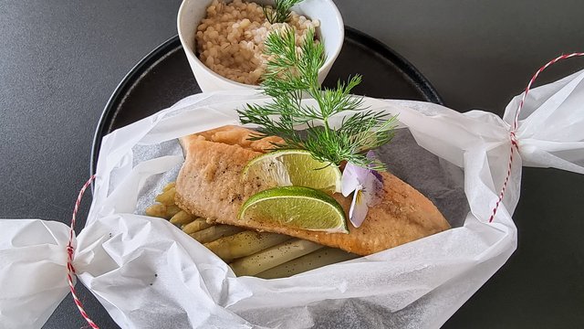 Romantik Hotel Hirschen: Blog Fischfilet mit Limetten und Kräutern auf Spargel, dazu eine Schale mit Getreide