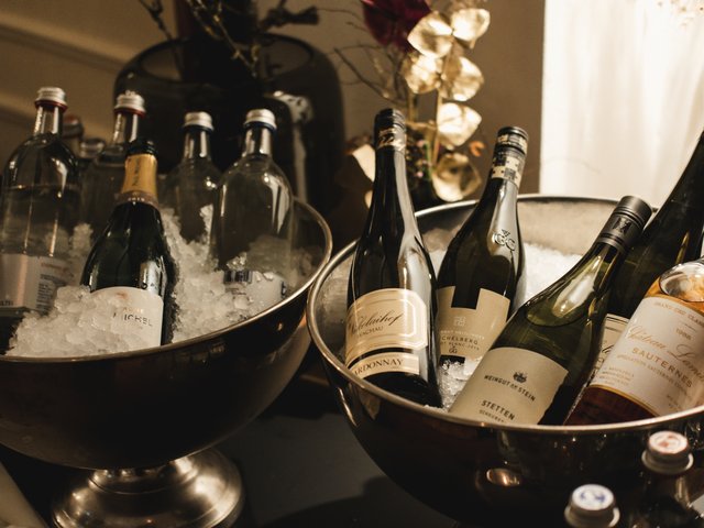 Romantik Hotel Hirschen: Bildergalerie Weinflaschen in Eiseimern zum Kühlen in einem eleganten Ambiente