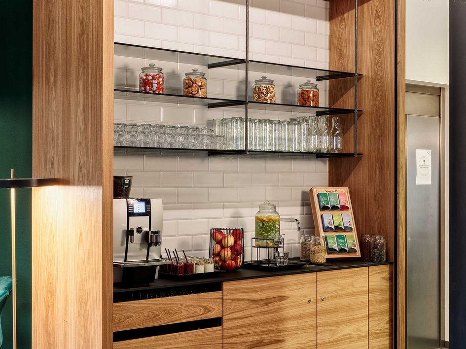 Hotel mit frühem Check-in Moderner Snack- und Getränkebereich mit Holzverkleidung und Gläserregal