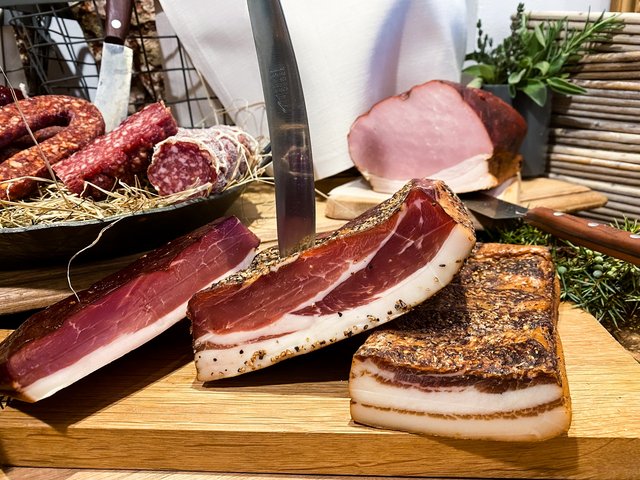Nachhaltige Hotels in Deutschland gesucht? Verschiedene geschnittene Fleisch- und Wurstwaren auf Holzbrett