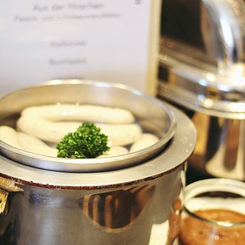 Romantik Hotel Hirschen: Frühstück Weiße Würste im Warmhaltebehälter mit Senf und Petersilie