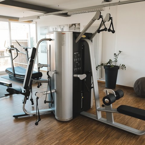 Fitnessraum Modern gym equipment in a bright room with wooden floor