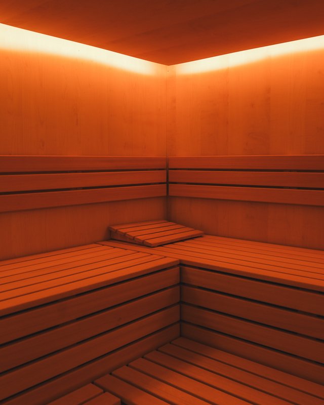 Garten, Ruheräume & Lieblingsplätze Innenraum einer holzverkleideten Sauna mit warmem Licht