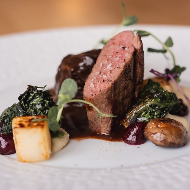 Restaurant in Parsberg: Gourmet genießen Gourmetgericht mit rosa gebratenem Fleisch, Pilzen und Gemüse auf weißem Teller